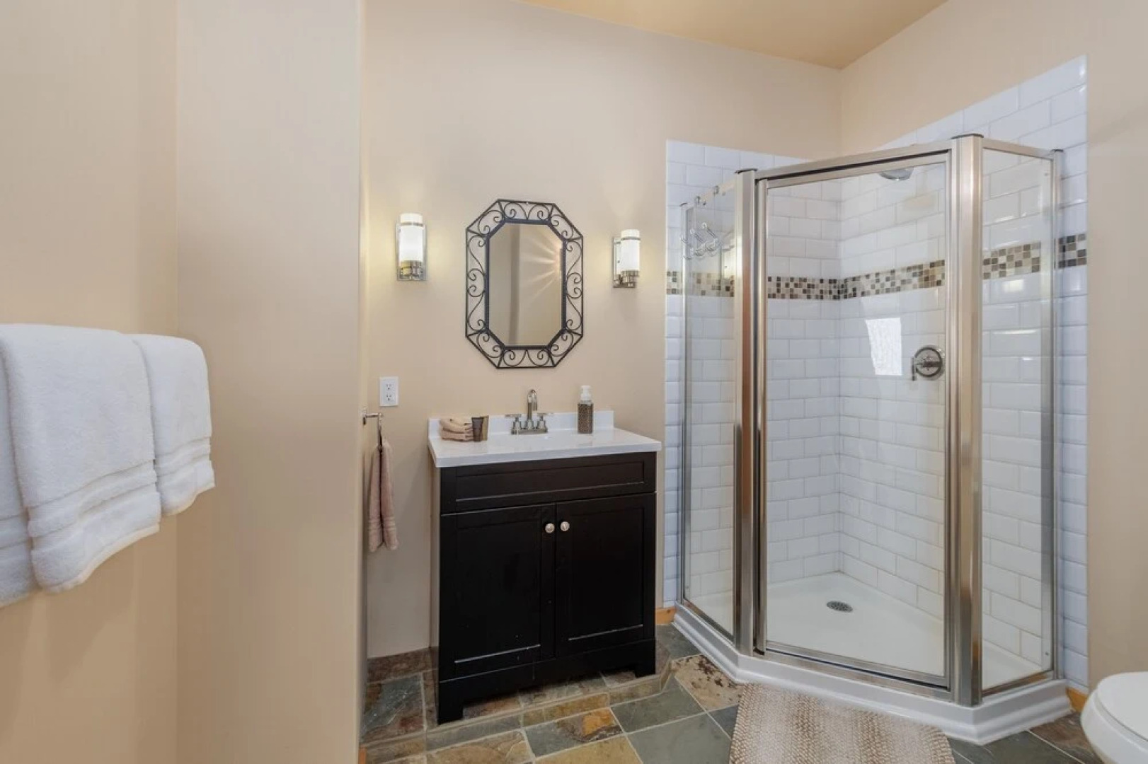 Lazy Bear Lodge 3 Bedroom Home by NW Comfy Cabins by RedAwning