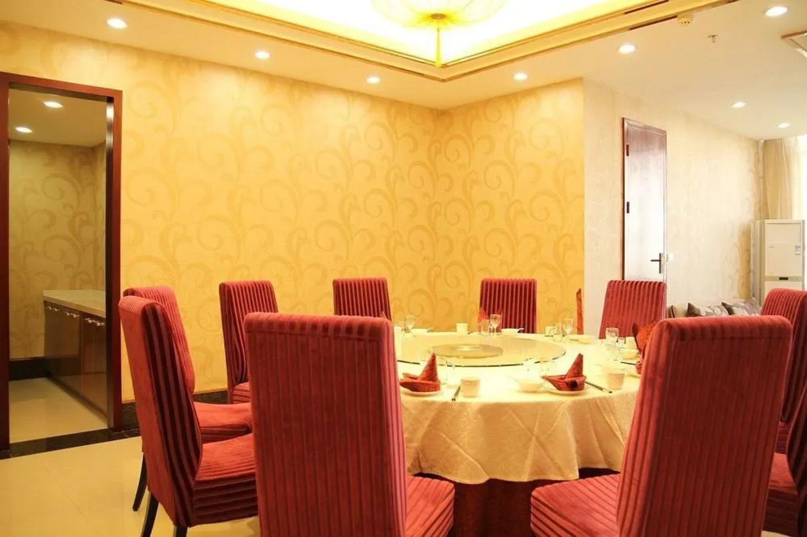 Ronghe Holiday Hotel