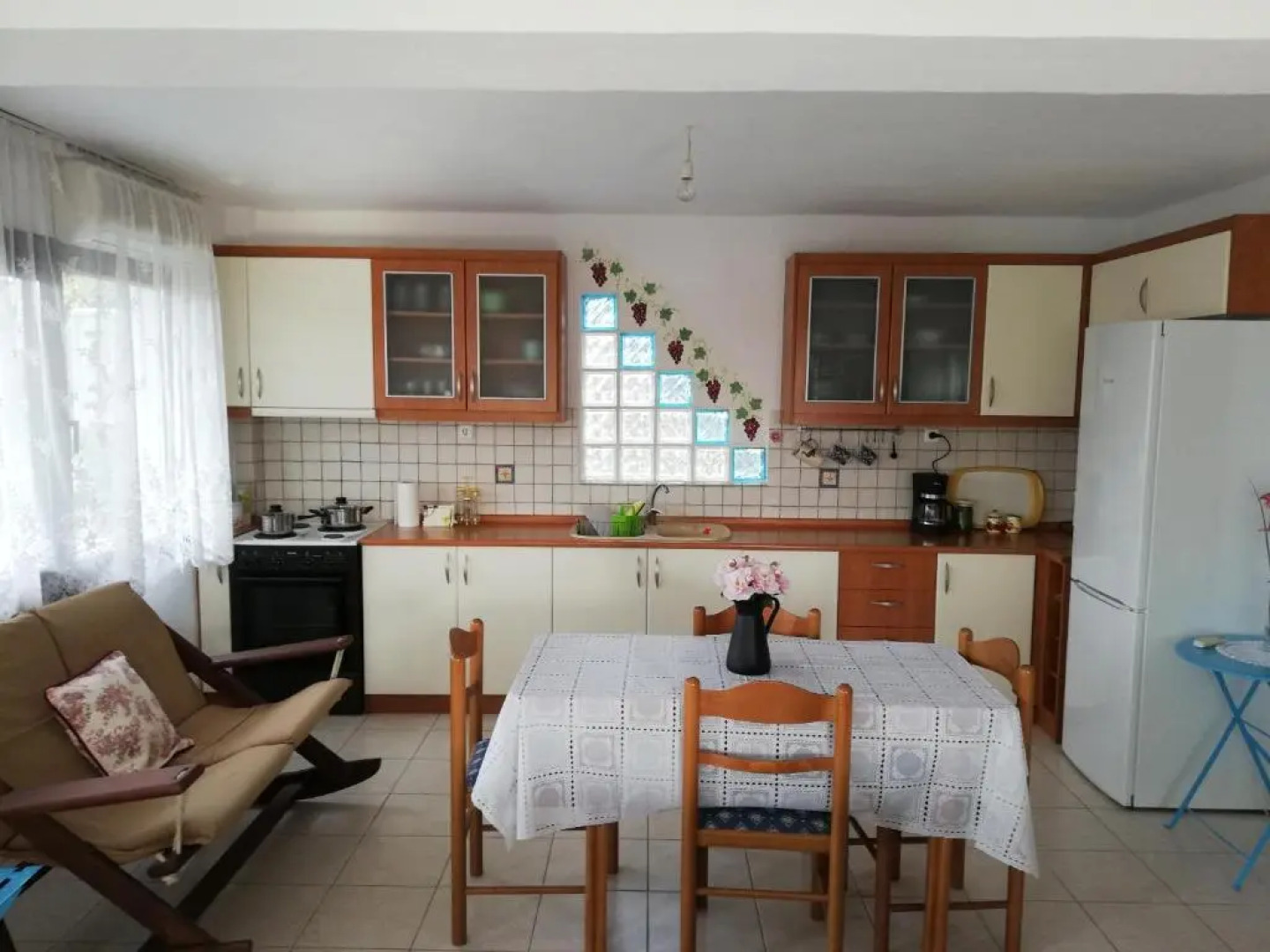 Dora's House comfortable apartment with a yard and view