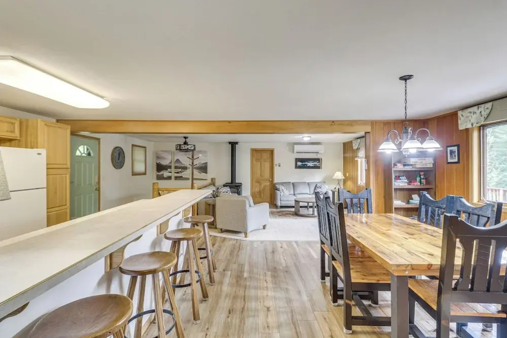 Scenic Forest Lodge Outside Glacier National Park!