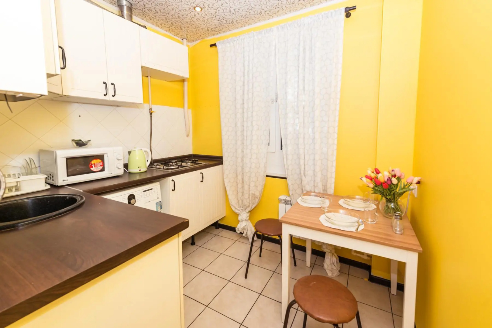 Погостим на улице Комарова 8