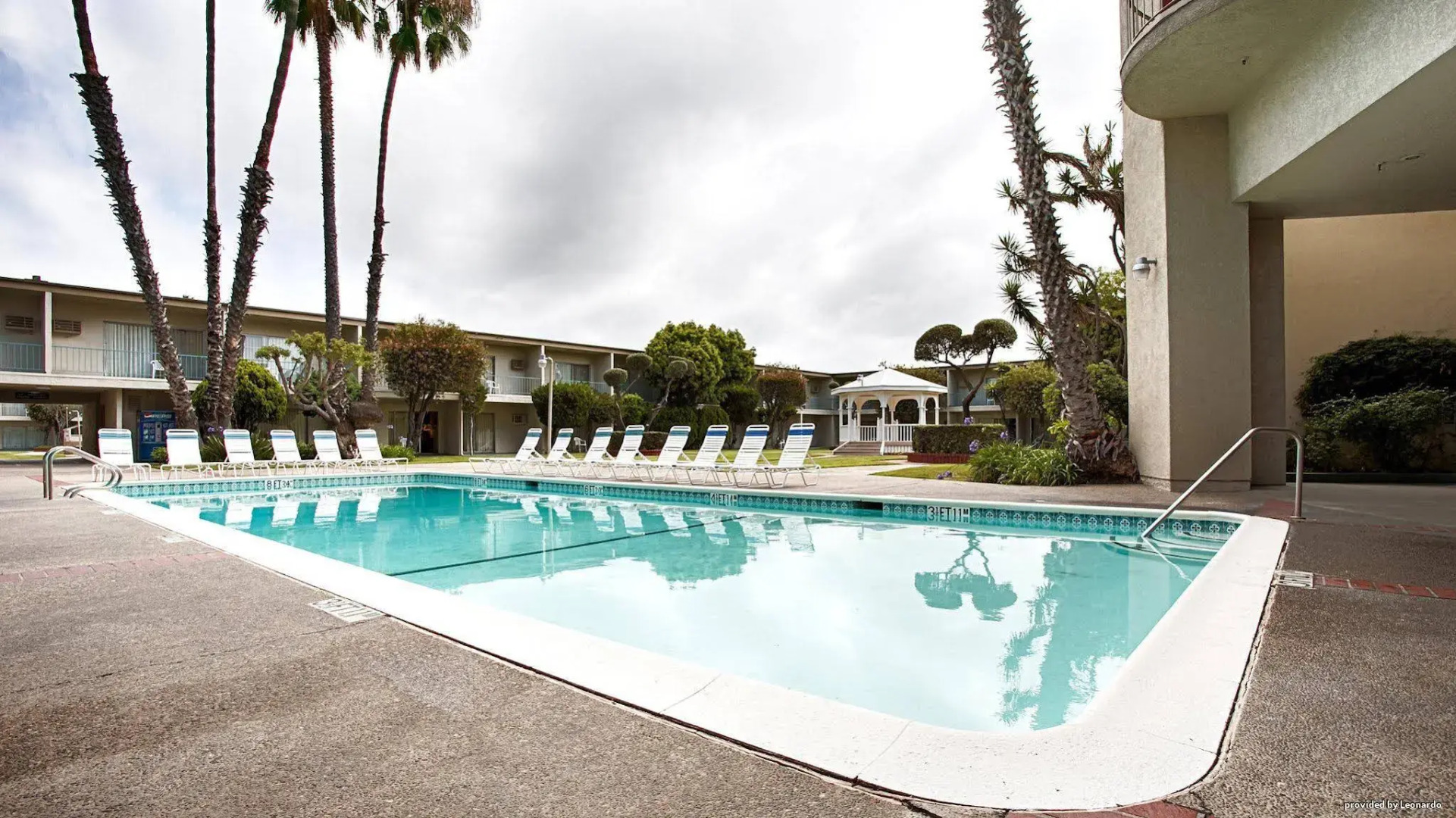 Golden Sails Hotel