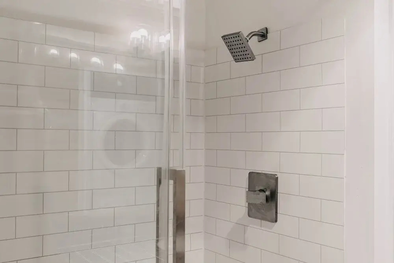 99mbr - Hot Tub - Wifi - Pets Ok - Bbq - Sleeps 6 2 Bedroom Home by RedAwning