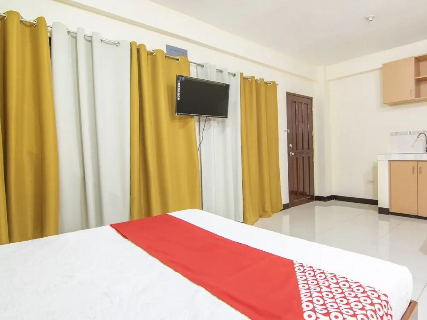OYO 578 Red Velvet Suites Vaccinated Staff