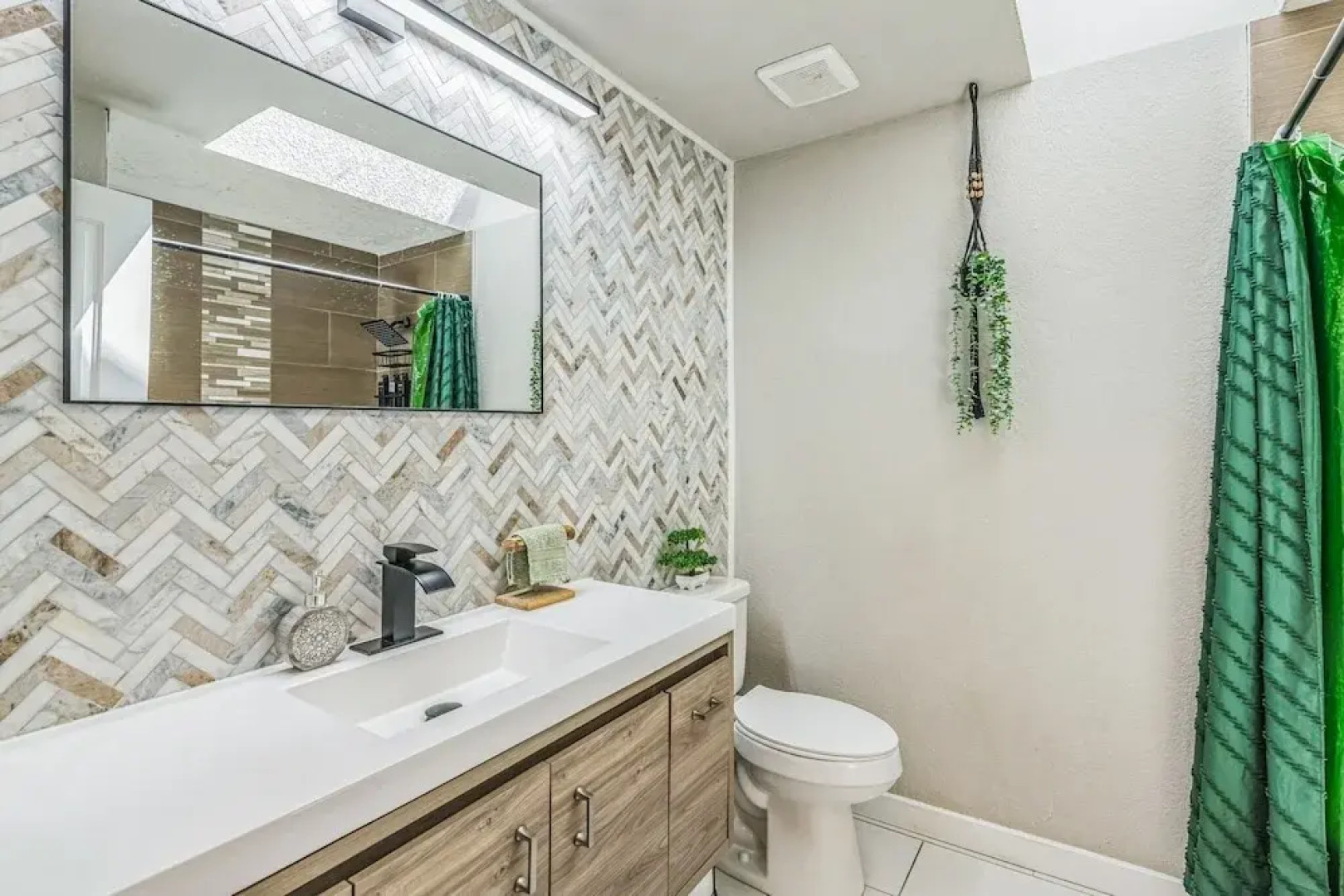 Modern Forest Escape Near Hikes & Lake 6 Bedroom Home