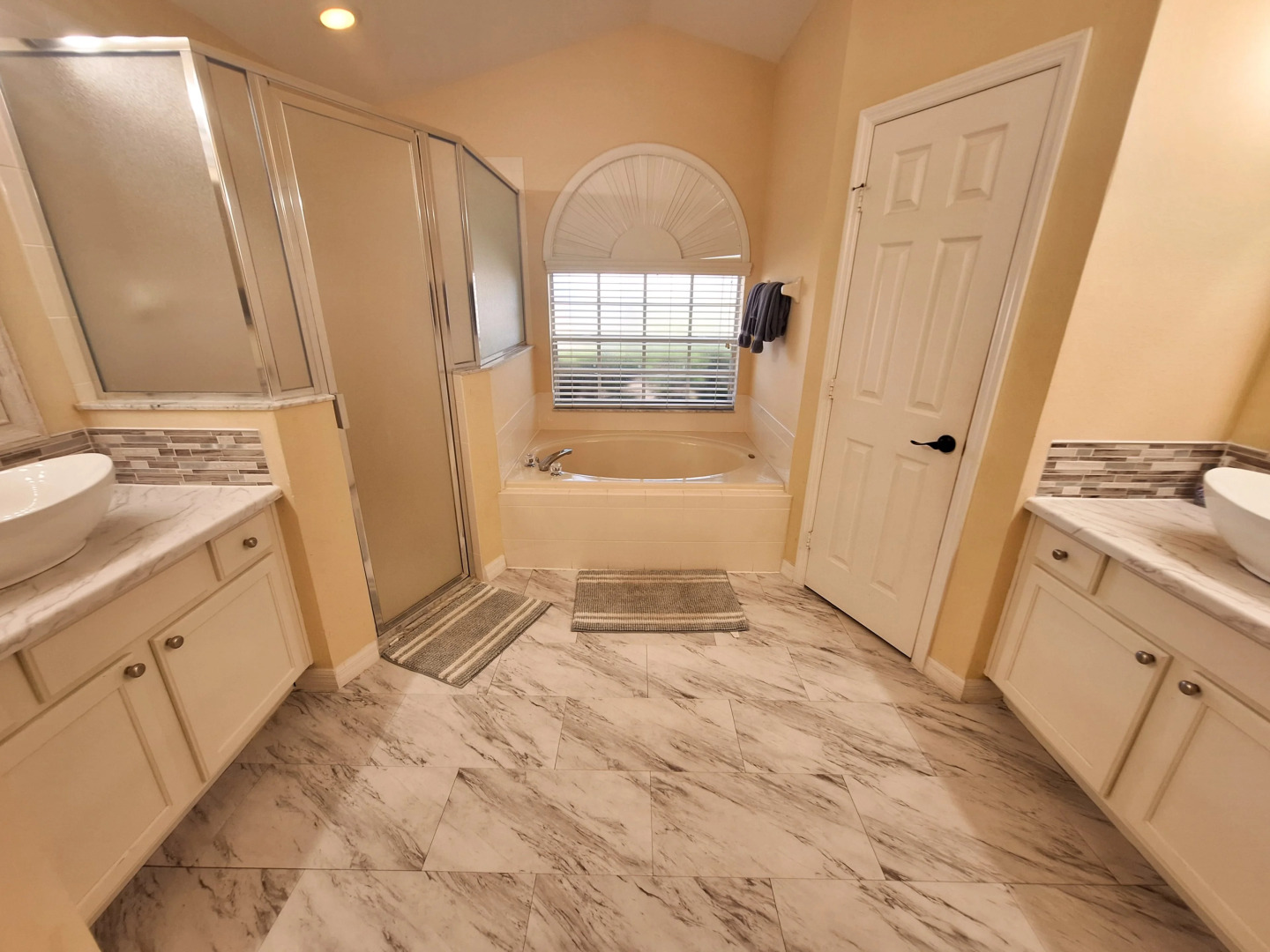 6/3 Pool home with spa and games room!, Clermont, US