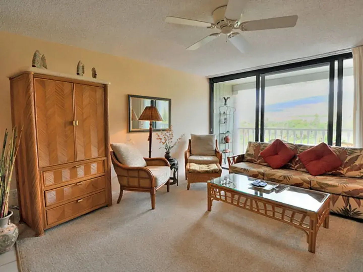 Lahaina Shores #522 Studio Bedroom Condo by RedAwning