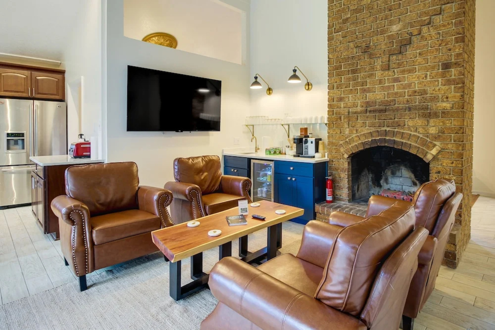 Chic Georgia Abode w/ Lounge Living: Near Beaches!