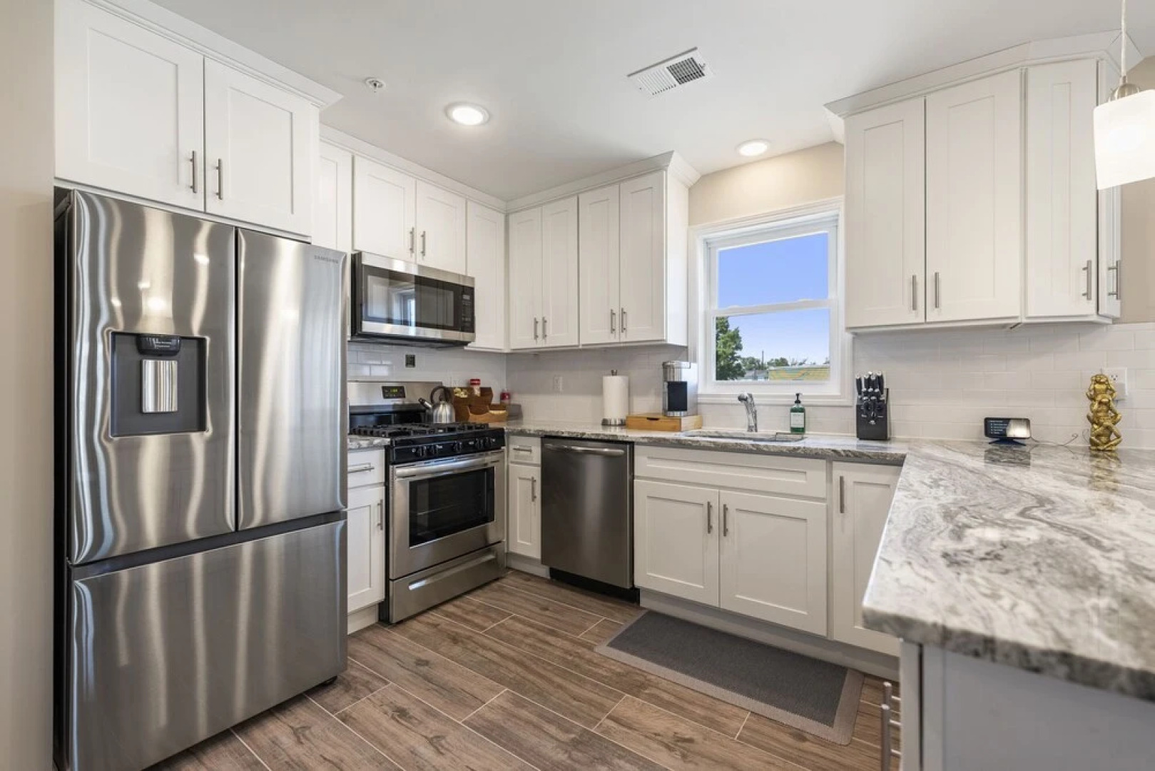 Simon Stays - Thai Oasis