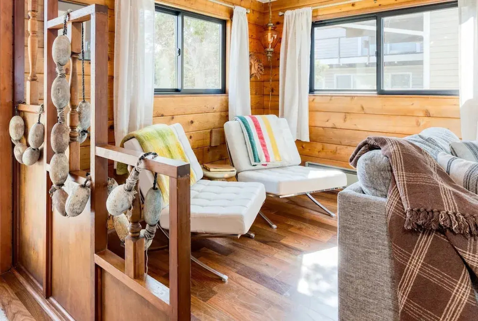 Vintage Beach House by Avantstay Waterfront Home