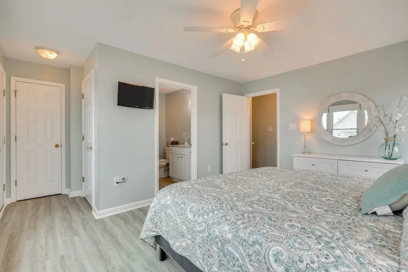 Walk to Shore: Multi-deck Townhome in Kure Beach!