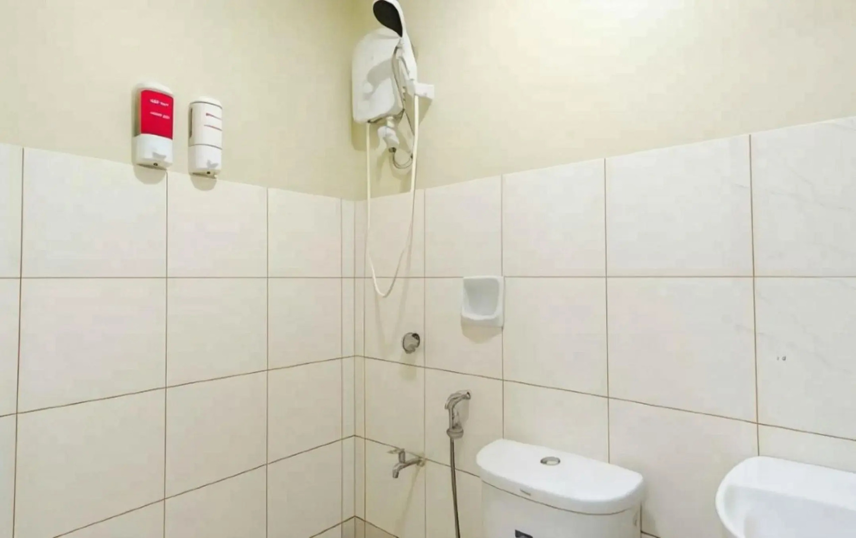 RedDoorz @ University Belt Manila