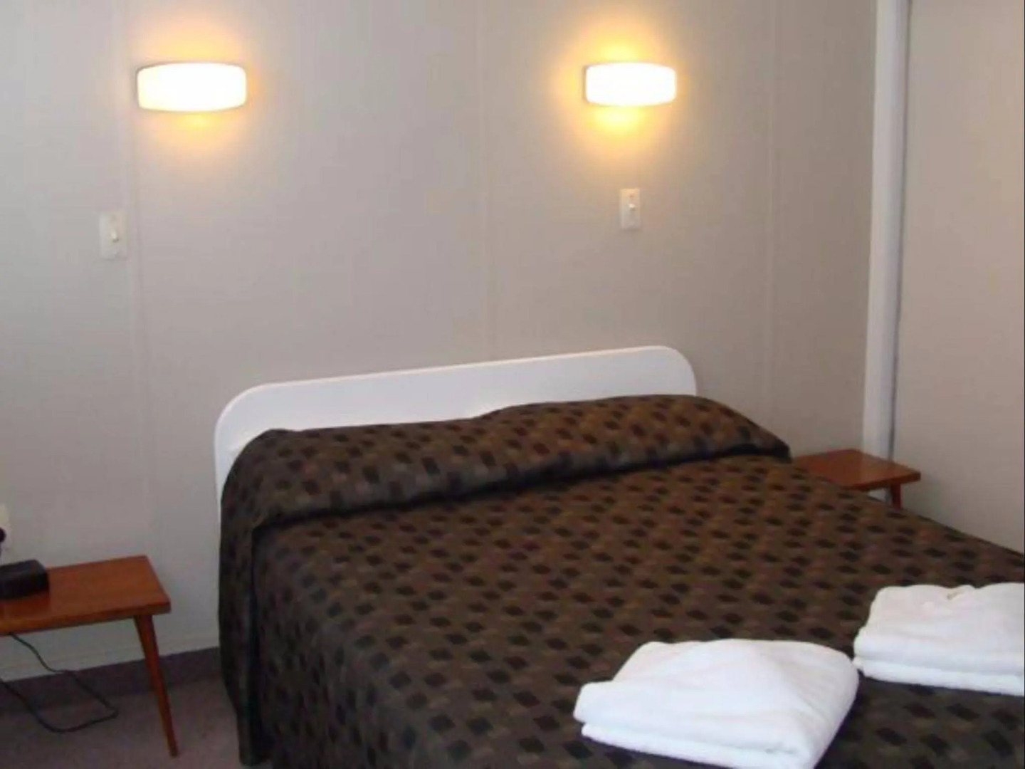 Colonial Cottage Motel