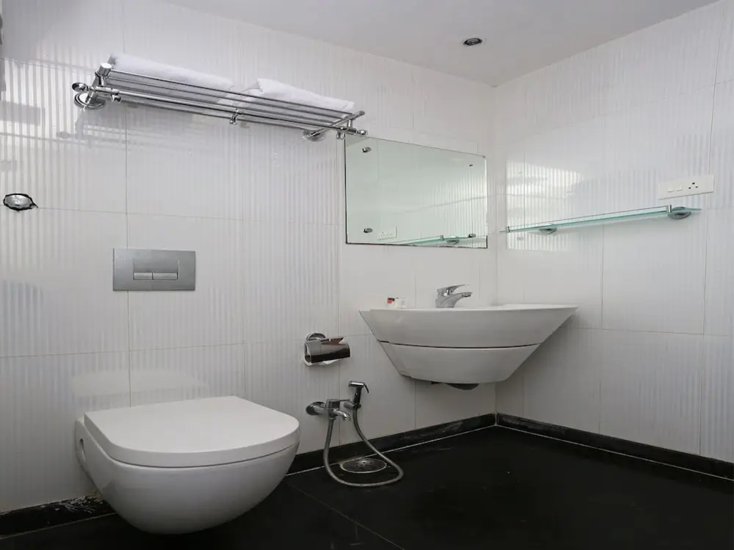 OYO 10392 Hotel Corbiz Tower