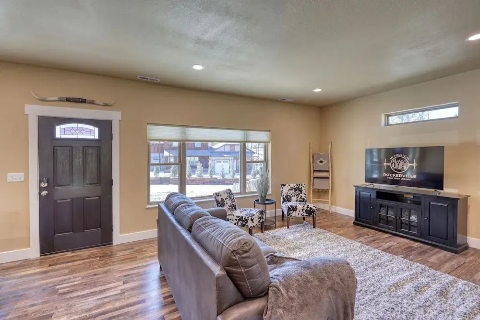 Modern Condo Near BH Attractions-garage Parking