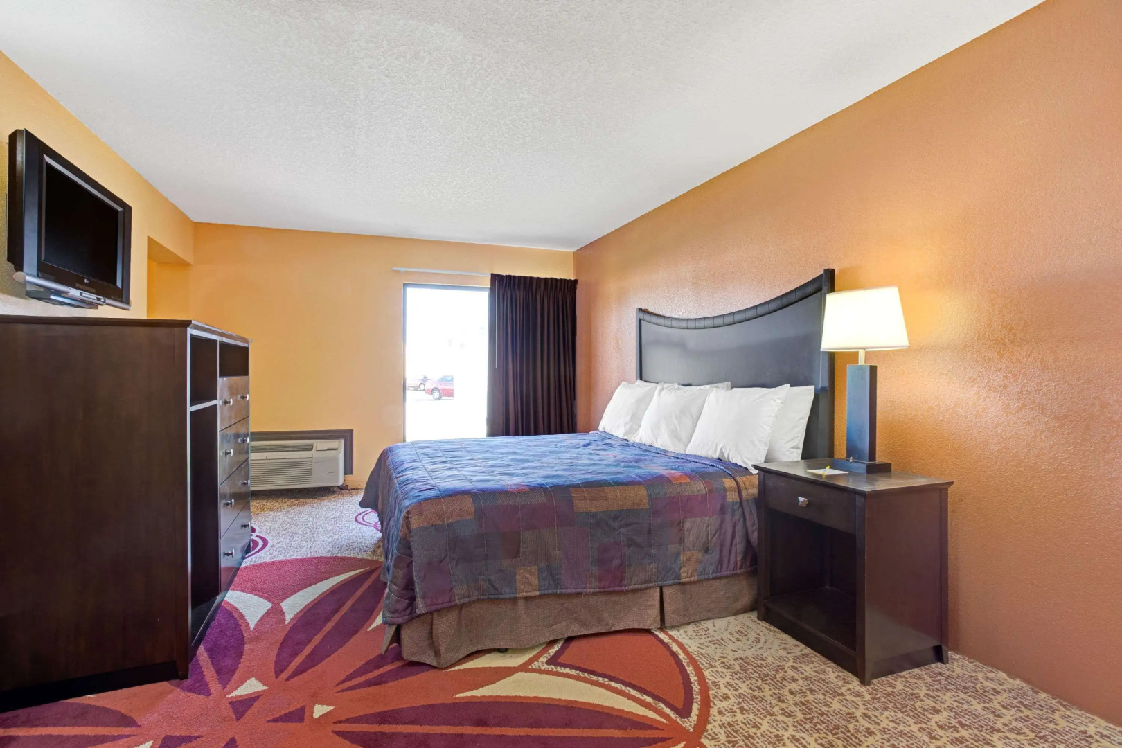 Days Inn & Suites by Wyndham Tampa near Ybor City