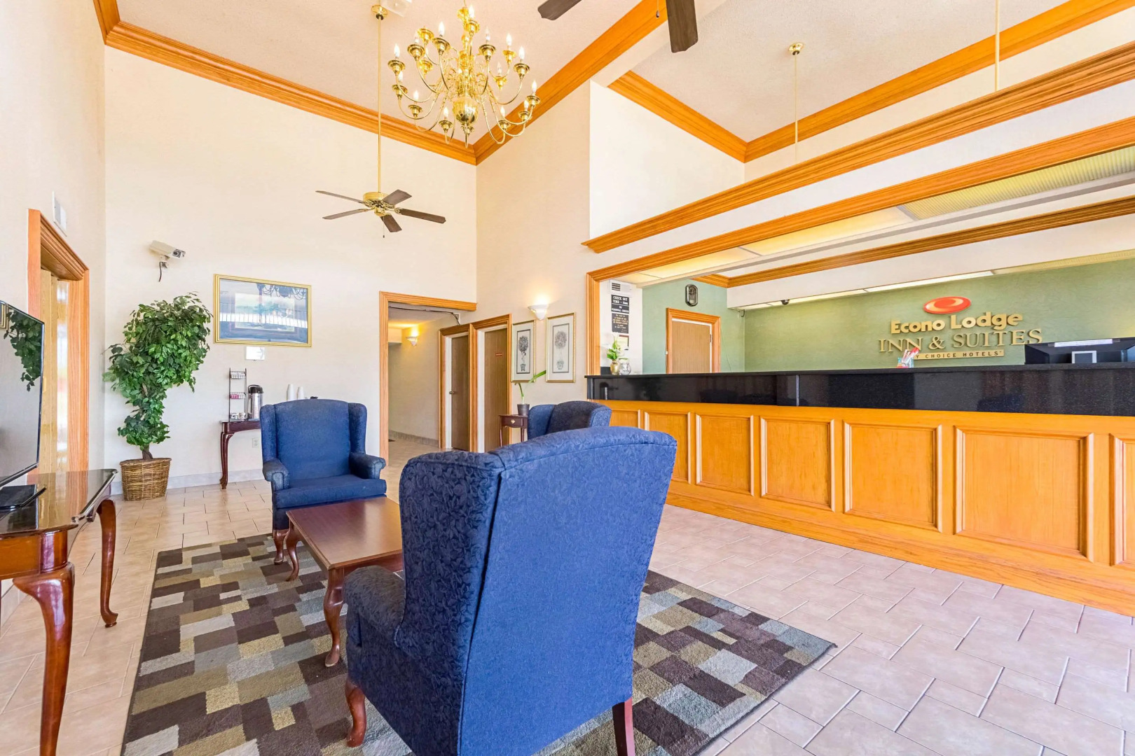 Econo Lodge Inn & Suites