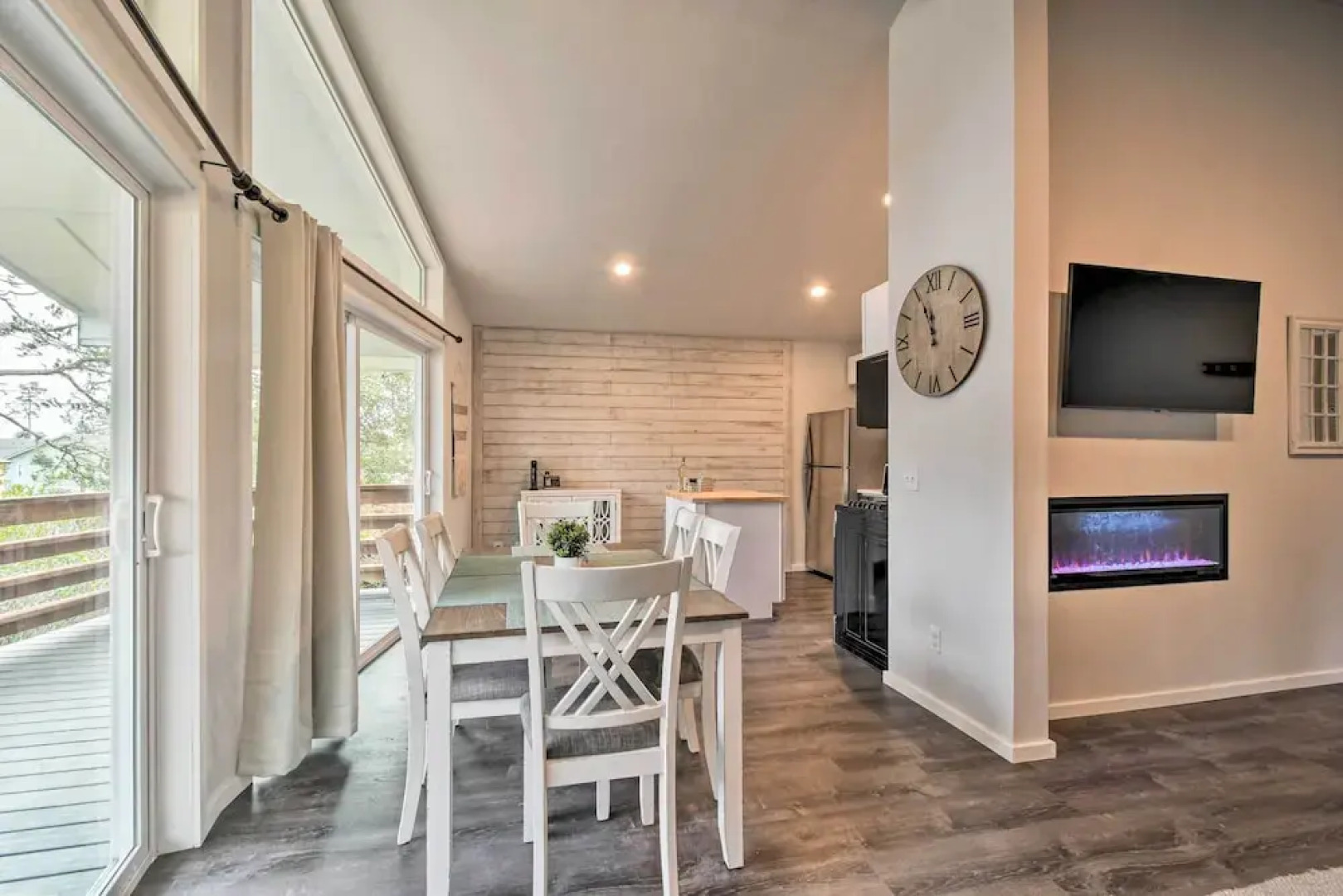 Cozy Cottage on the Coast Near Downtown Westport!