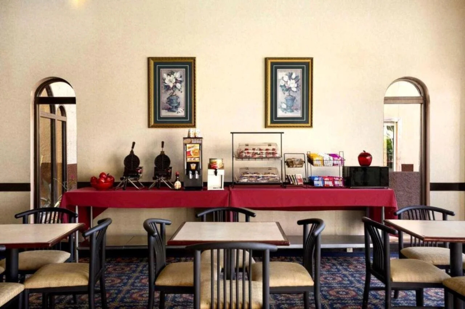 Cottonwood Suites Savannah Hotel & Conference Center