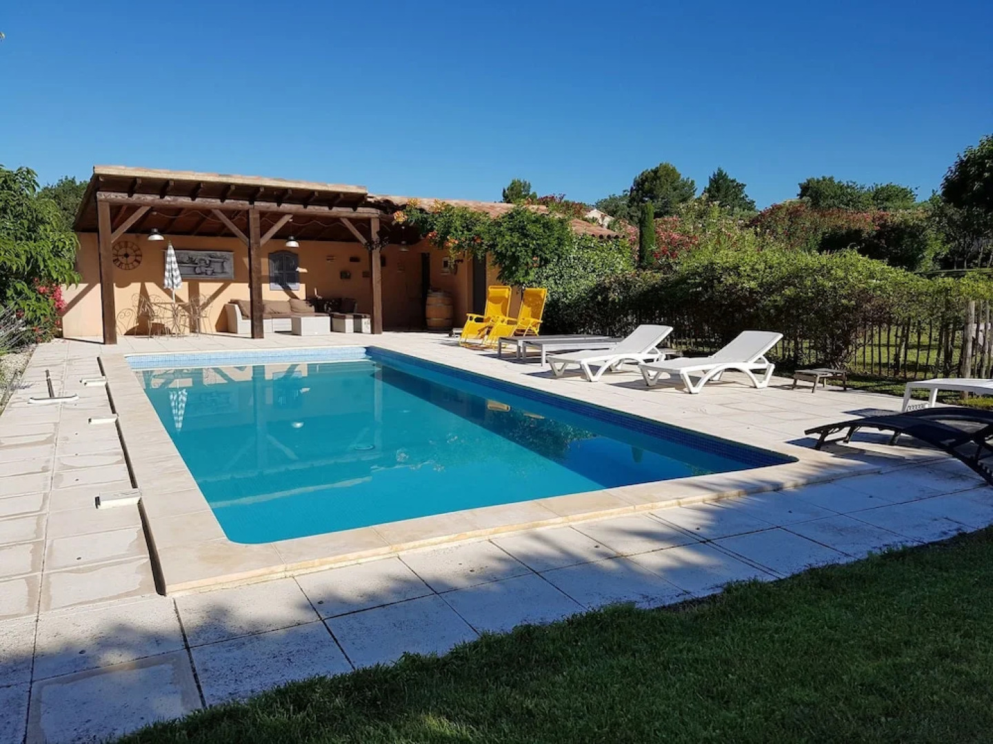 Detached Villa Situated Between the Vineyards and Views of the Mont Ventoux