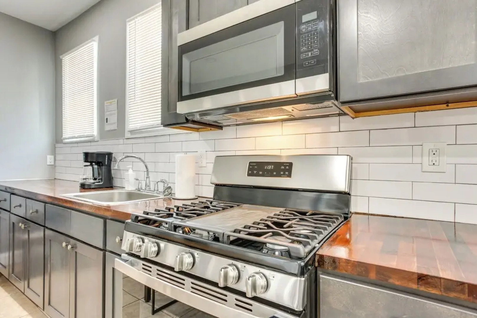 Convenient Elizabeth Apartment w/ Private Balcony!