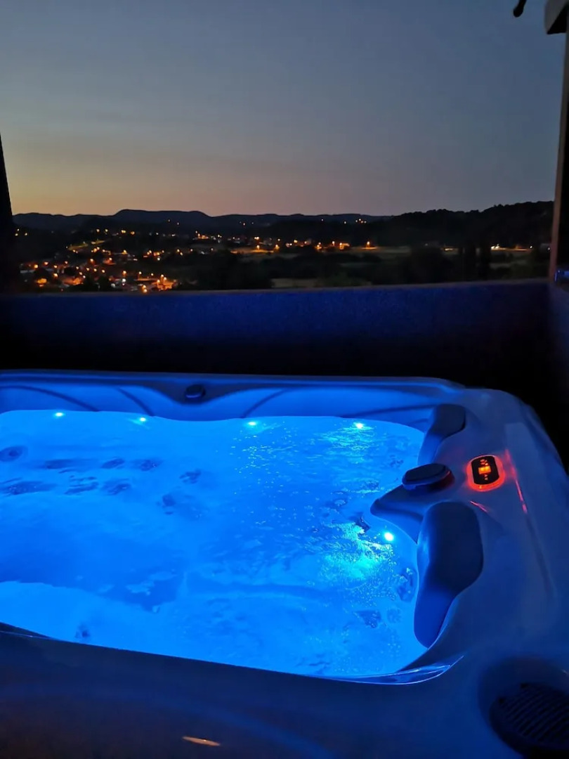 Viksa with Hot Tub