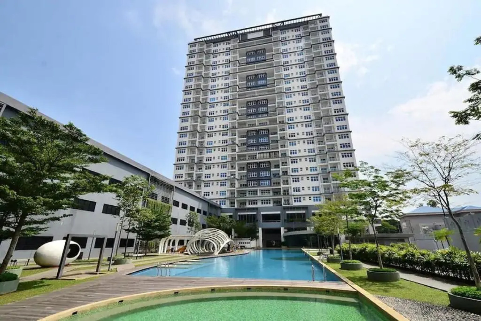 Puchong Skypod Residence, 1-5 pax with Balcony Unit, Walking Distance to IOI Mall, 10min Drive to Sunway