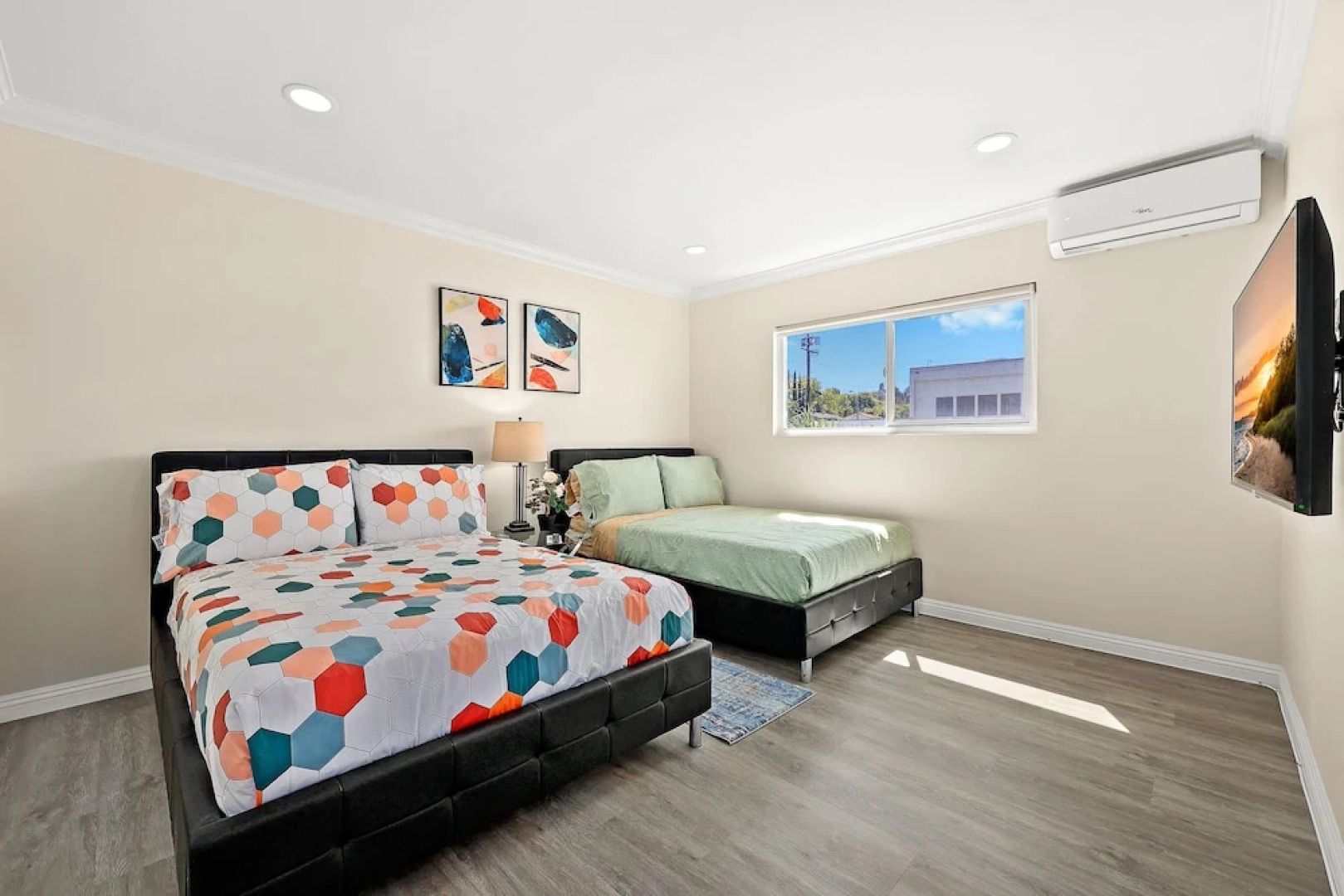 Sunny & Cheerful Near I-10 ~ Queen Beds ~ Parking