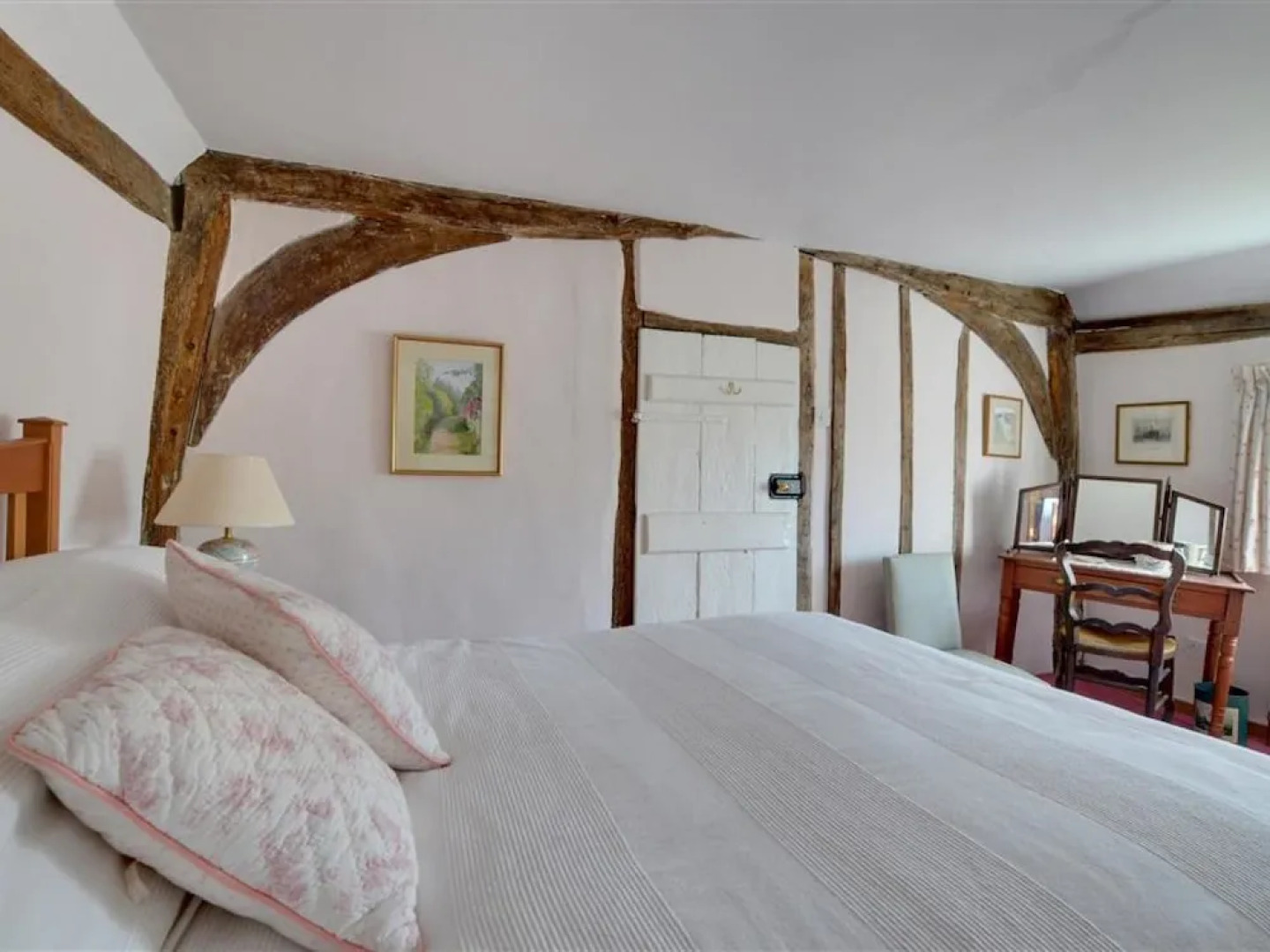 Spacious and Bright Accommodation Full of Original Beams and Antique Furniture
