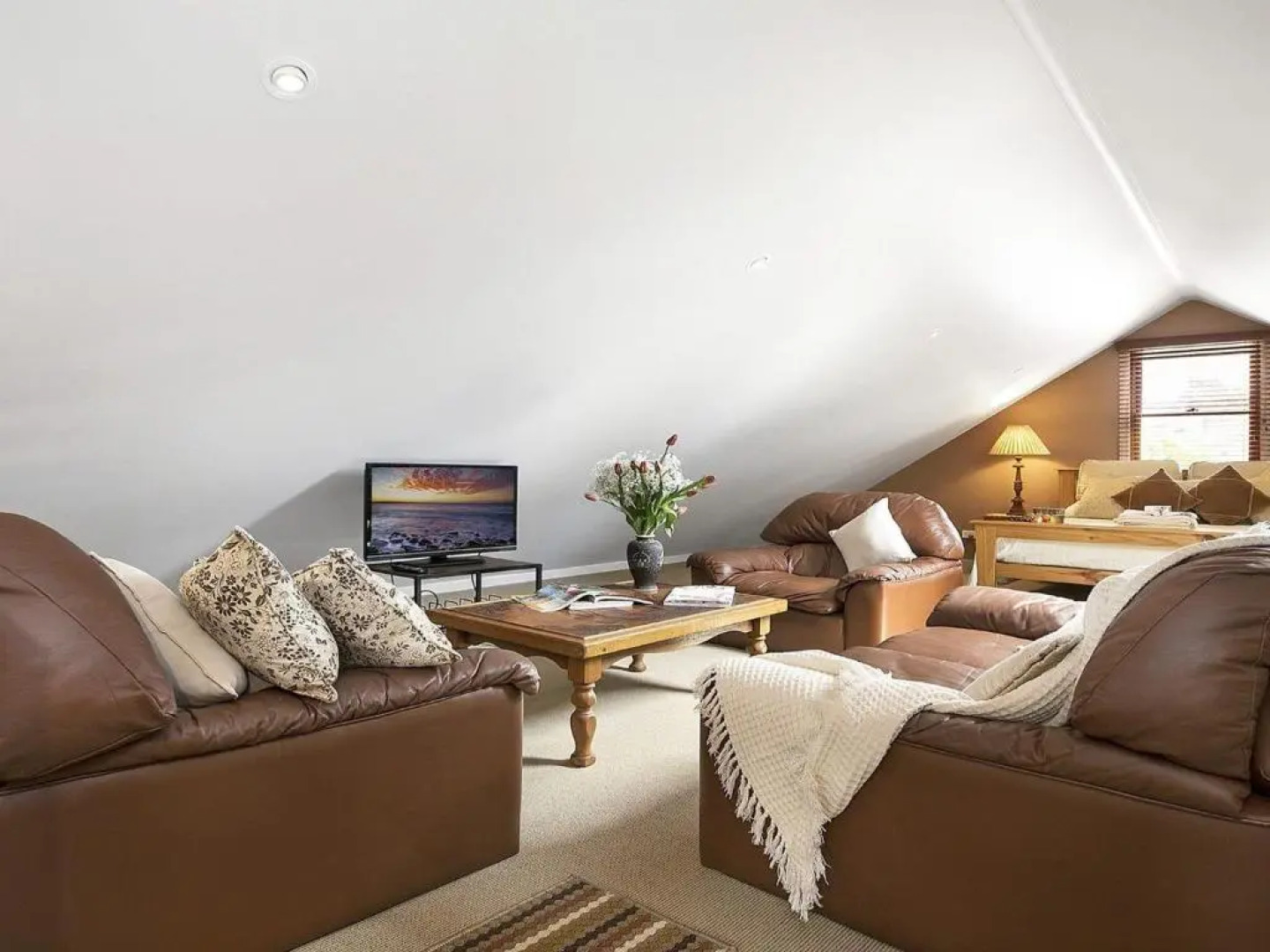 Old Mansfield Loft - gardens, gazebo and getaways