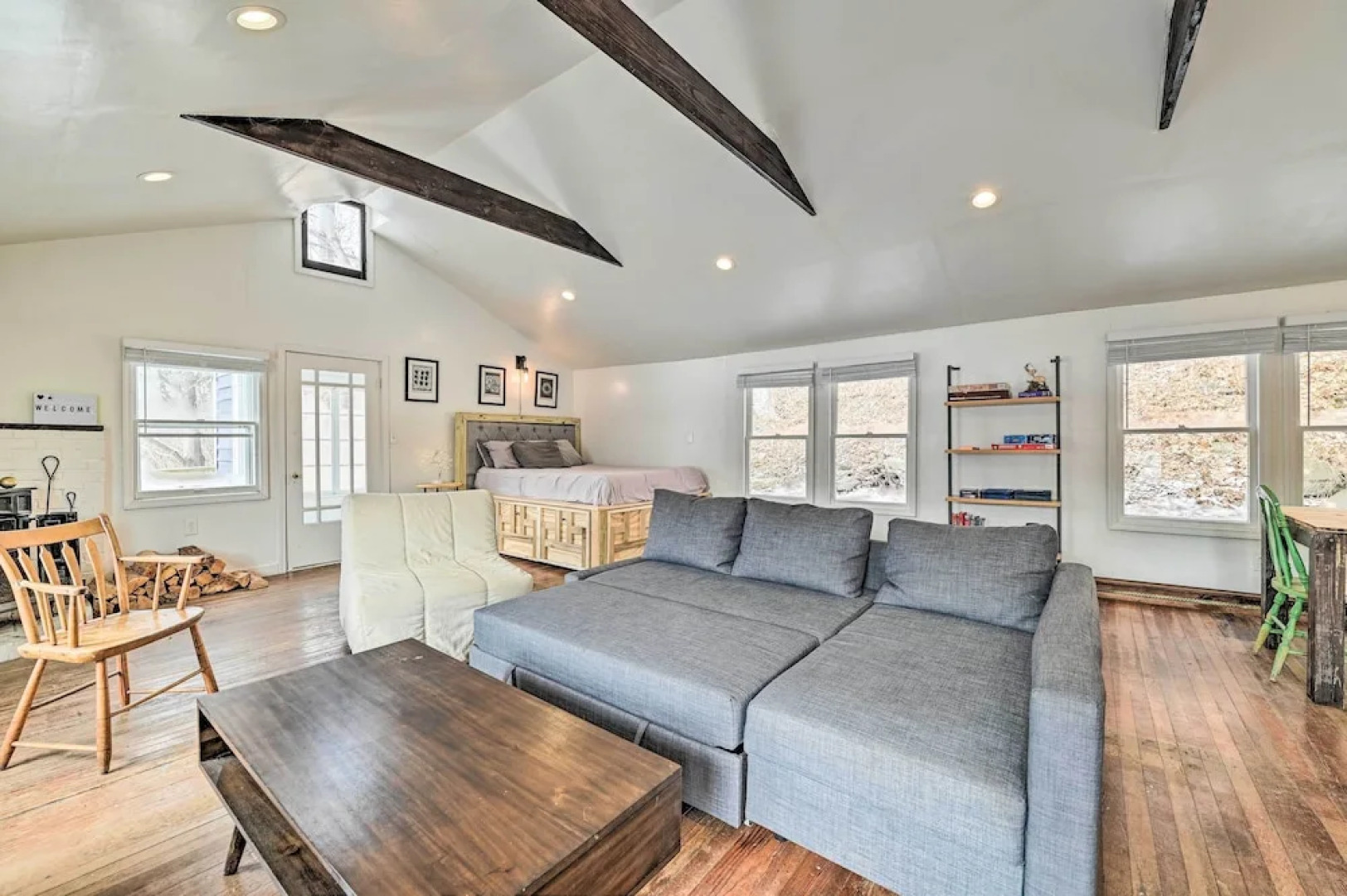 Chic Prattsville Studio w/ Private Hot Tub!