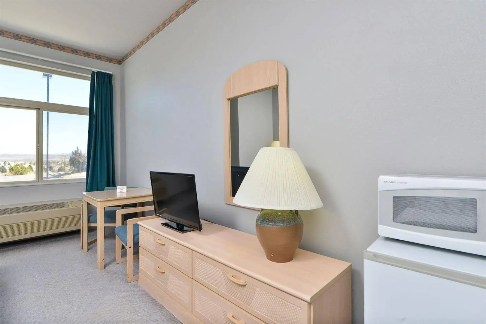 Econo Lodge Inn & Suites