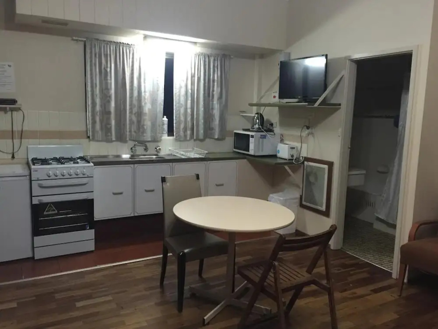 Snow Gate Motel and Apartments