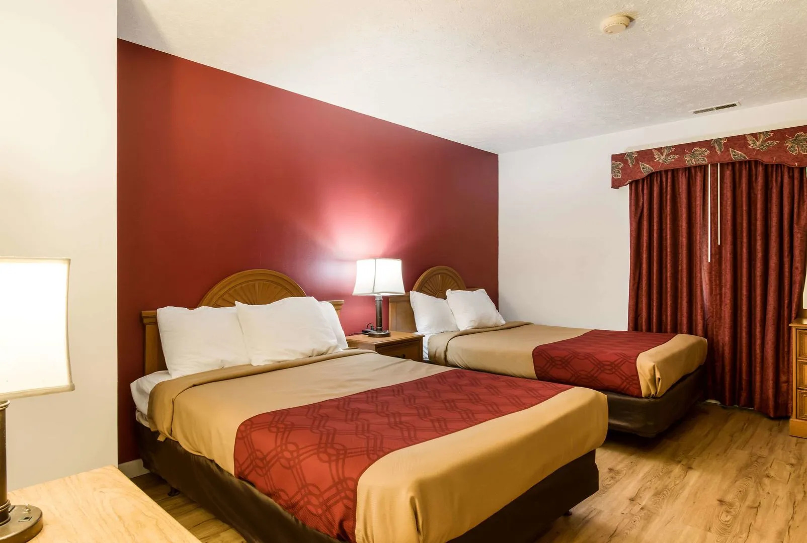 Econo Lodge Inn & Suites Lake Harmony - Pocono Mountains Area