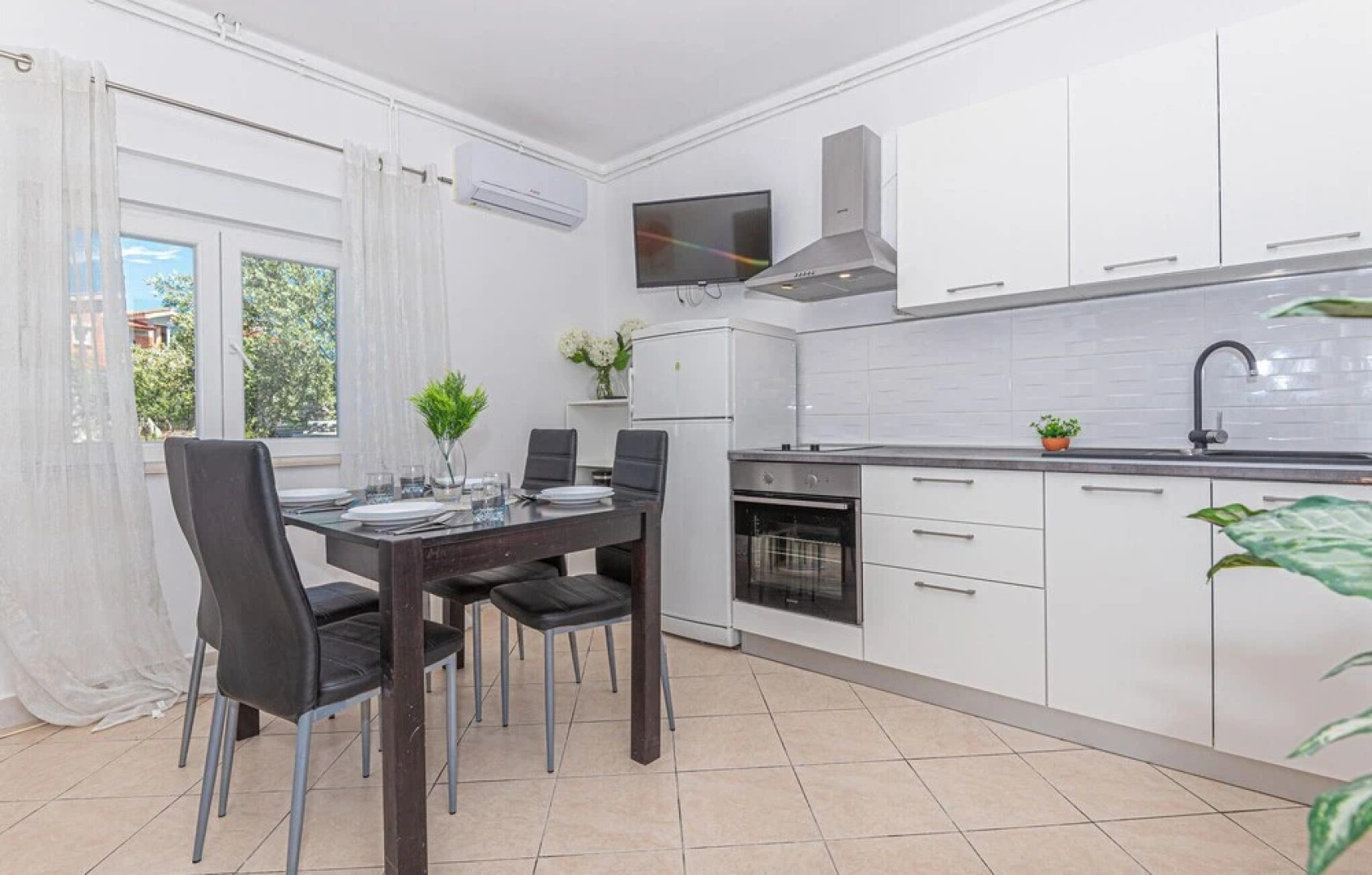 Beautiful Home in Brodarica With Wifi and 4 Bedrooms