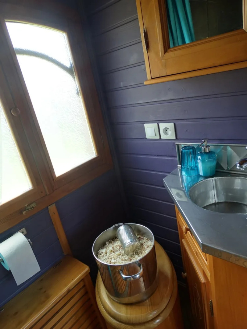 Une roulotte et des chevaux