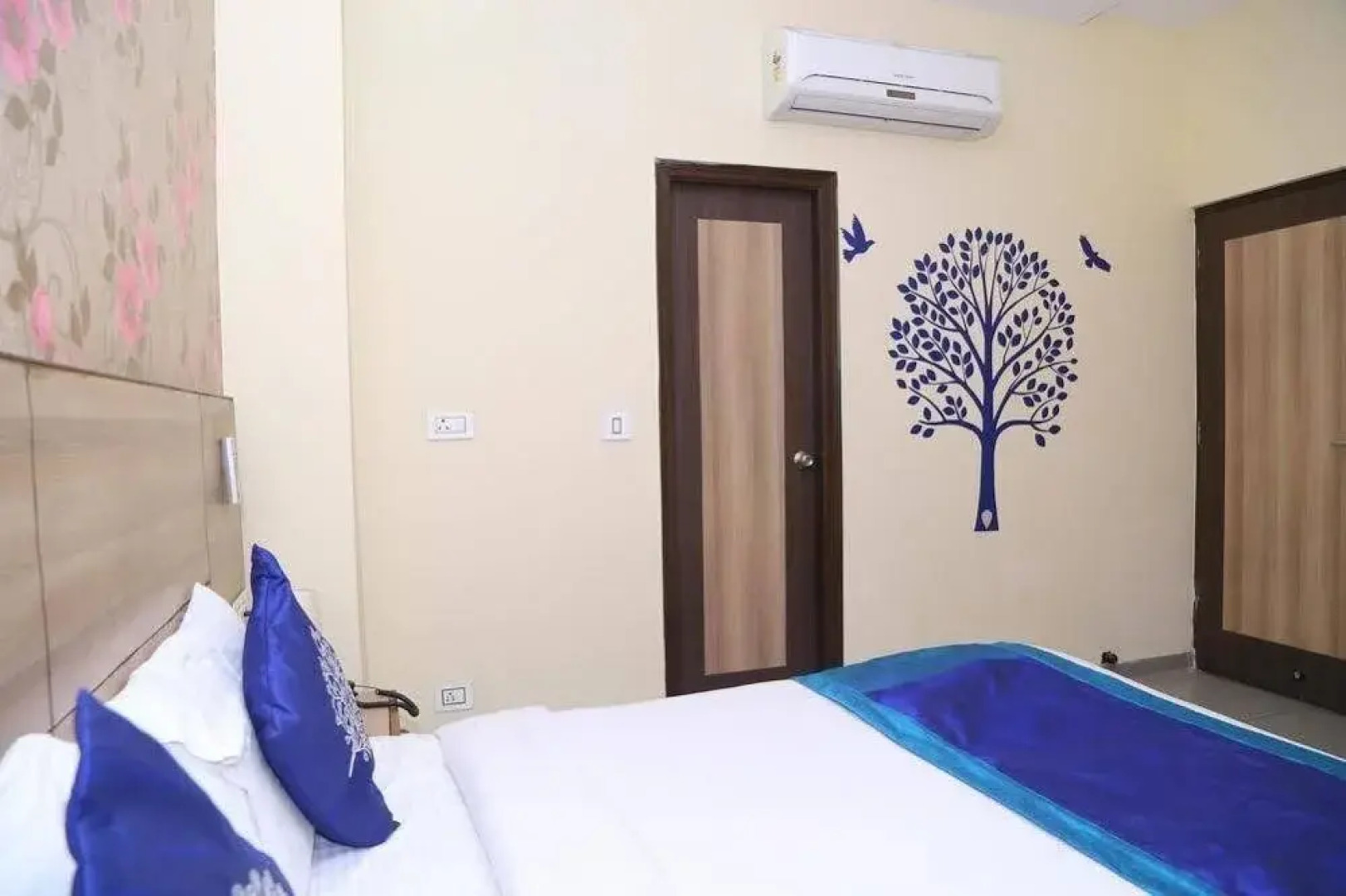 OYO Rooms Paras down Town Mall