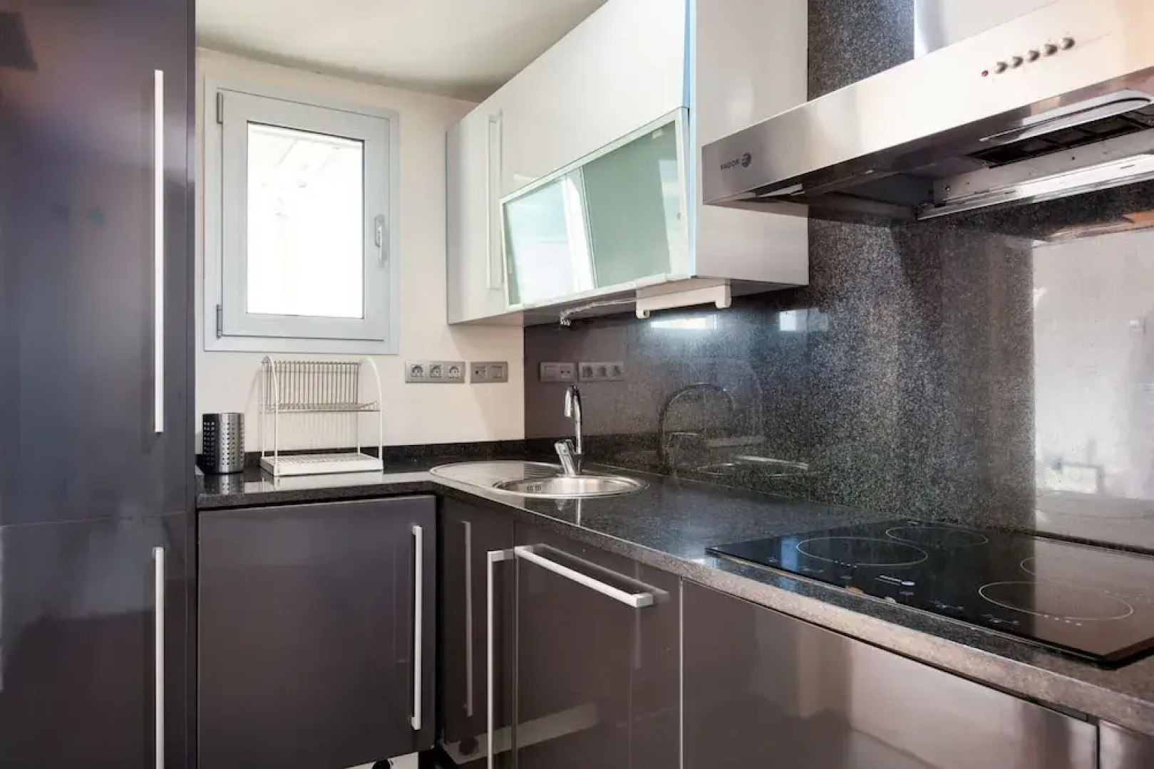 Akira Flats Port Fòrum