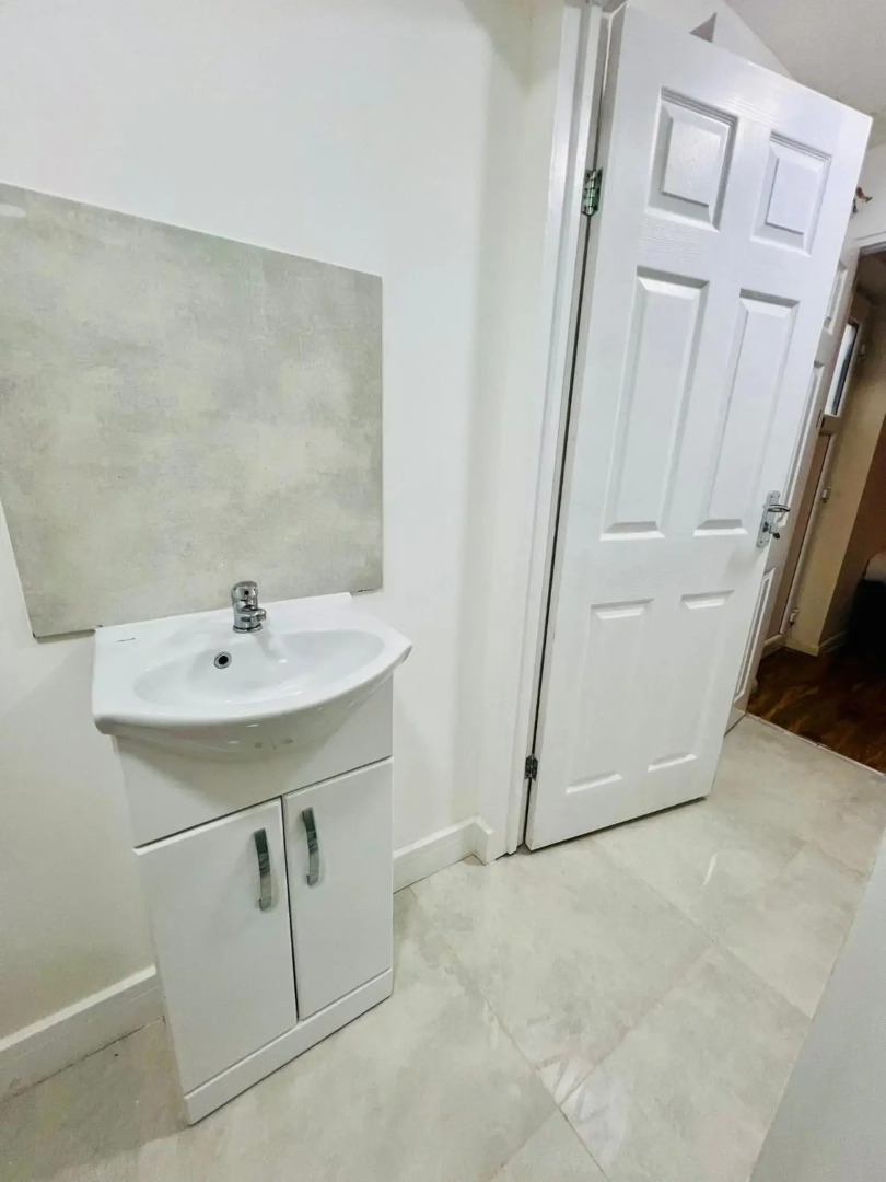 OYO The Bridge House Hotel