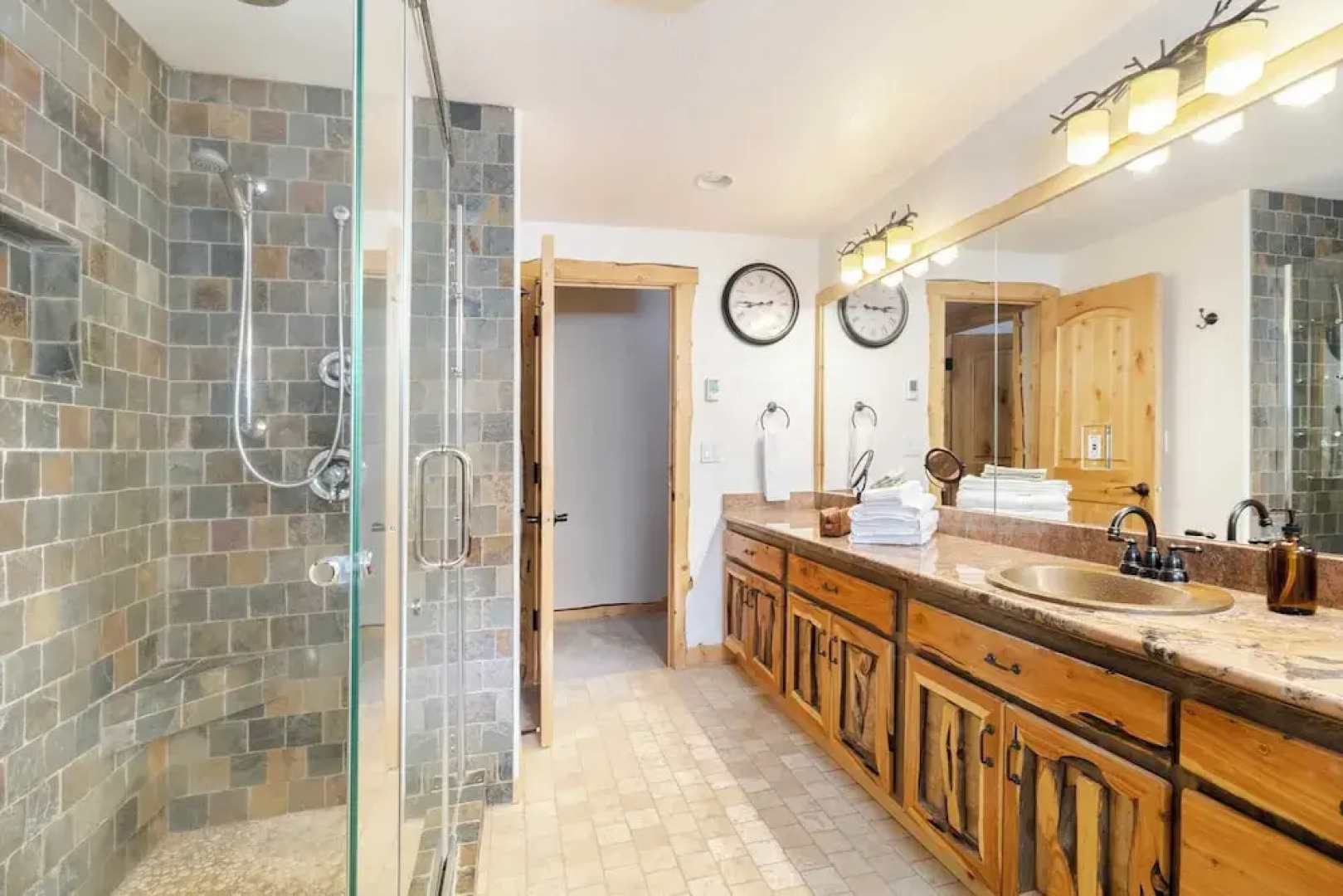 Base Camp by Avantstay Magical Cabin w/ Sauna, Hot Tub & Close to Snow & Golf