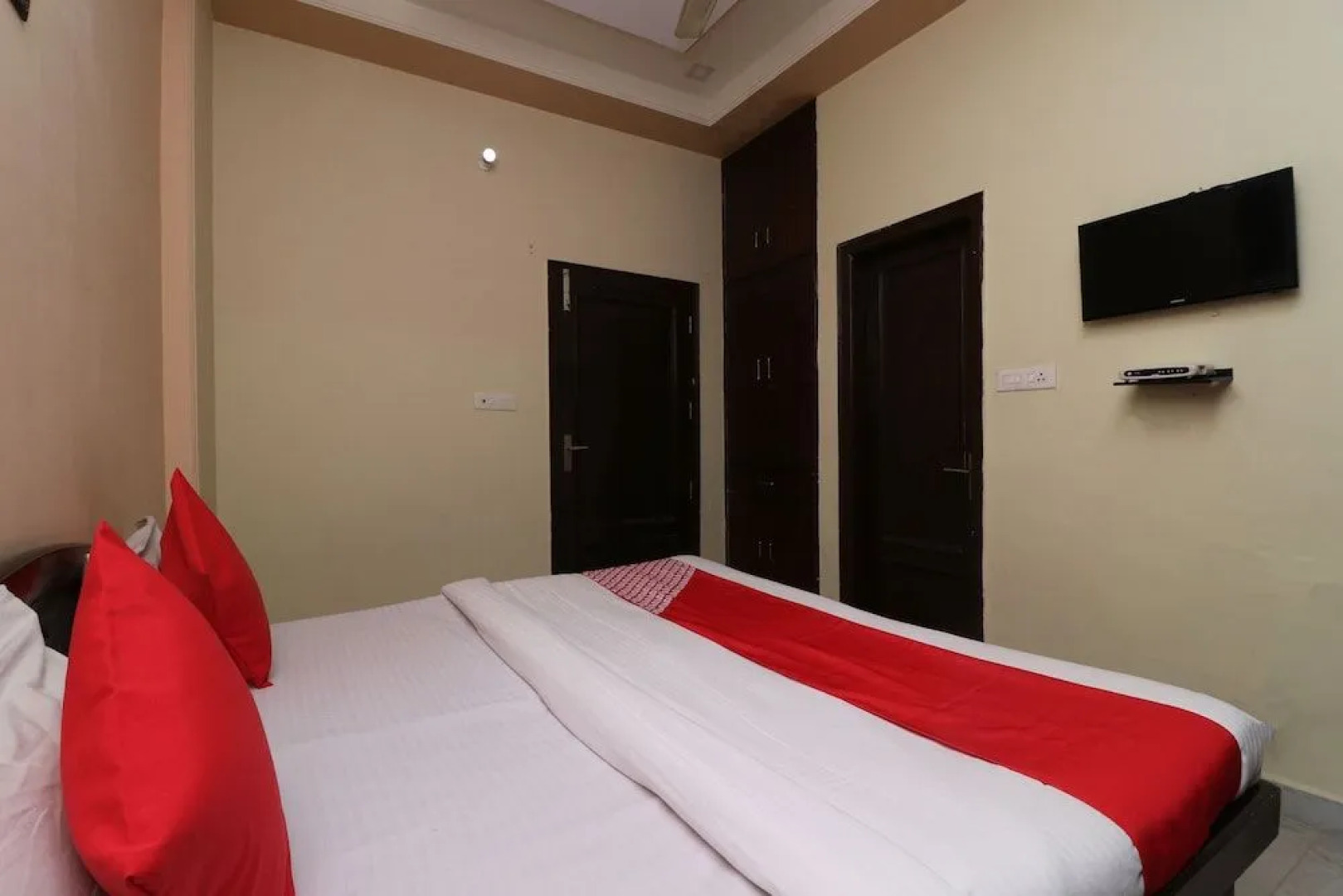 Oyo 30740 Hotel Gurudham Vrindavan