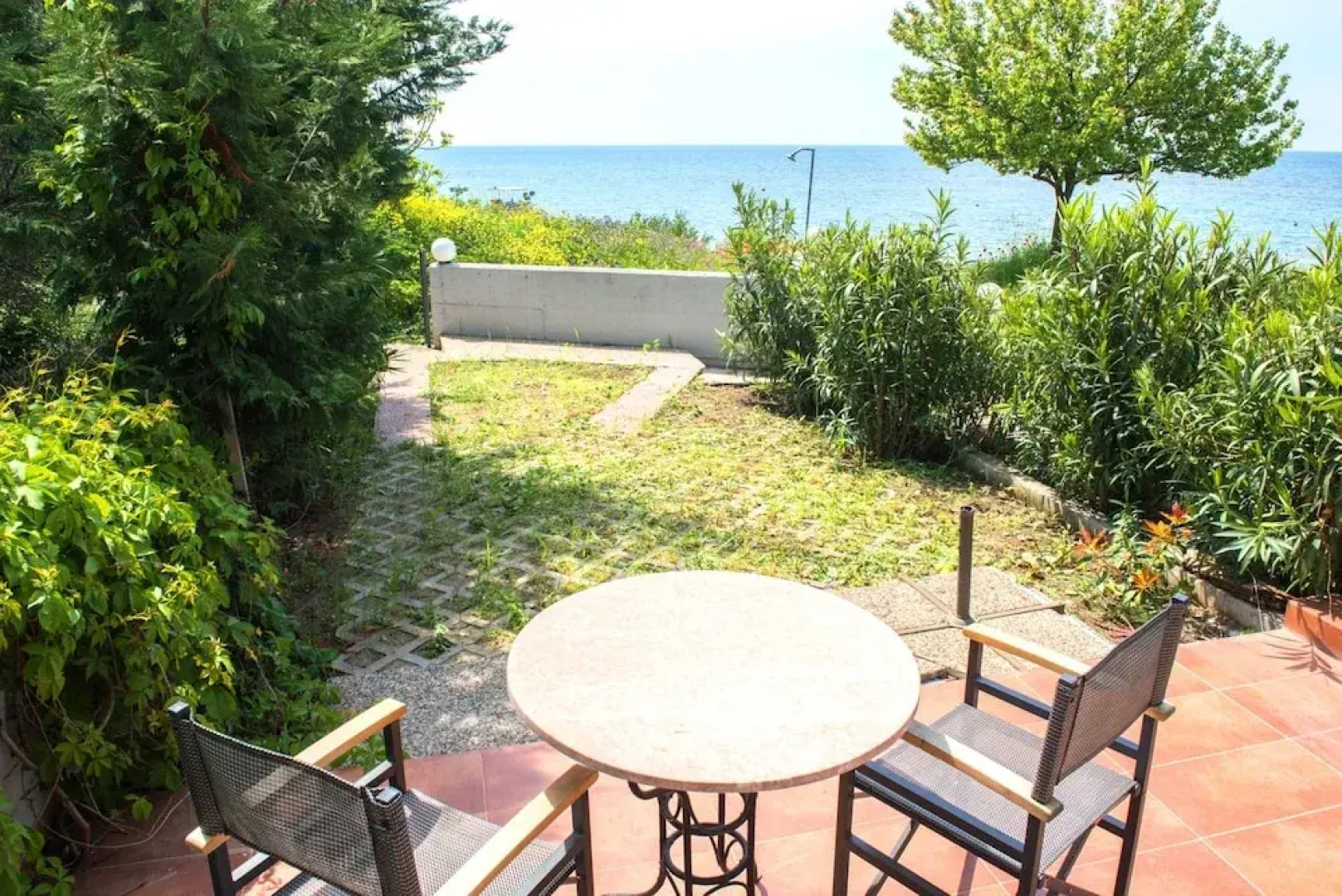 halu! Modern & Cozy Seafront Villa
