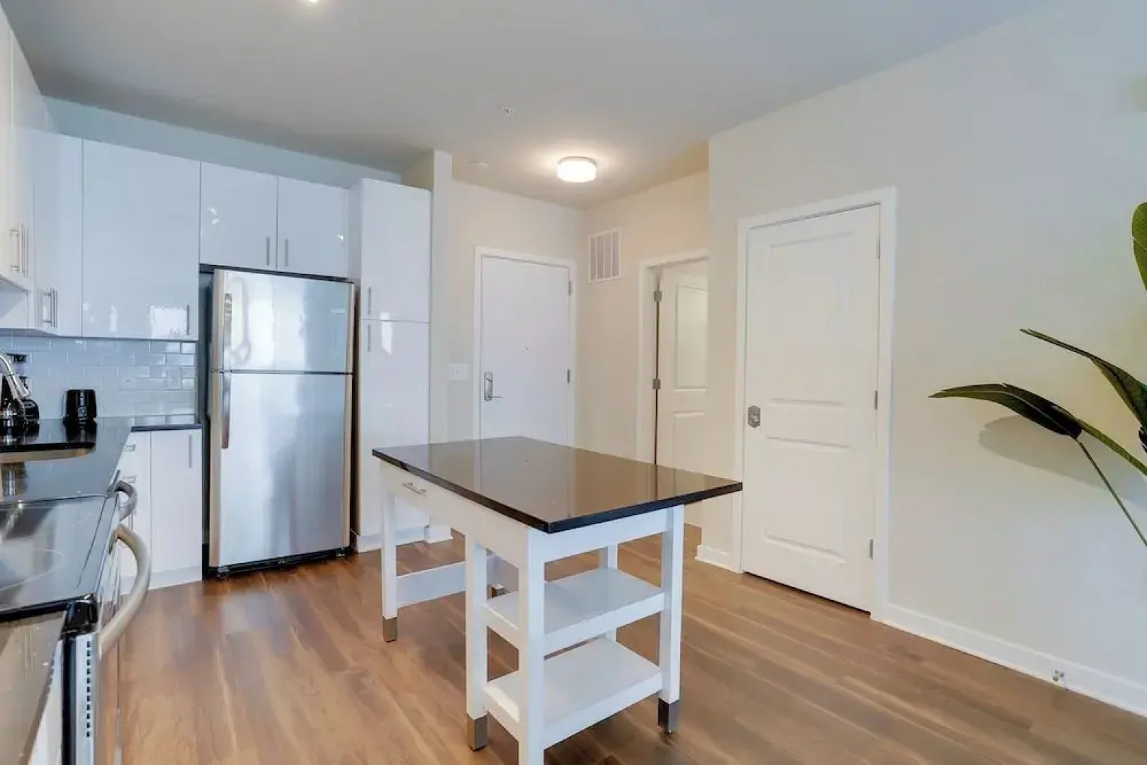 Stylish 2BR Condo in Alexandria