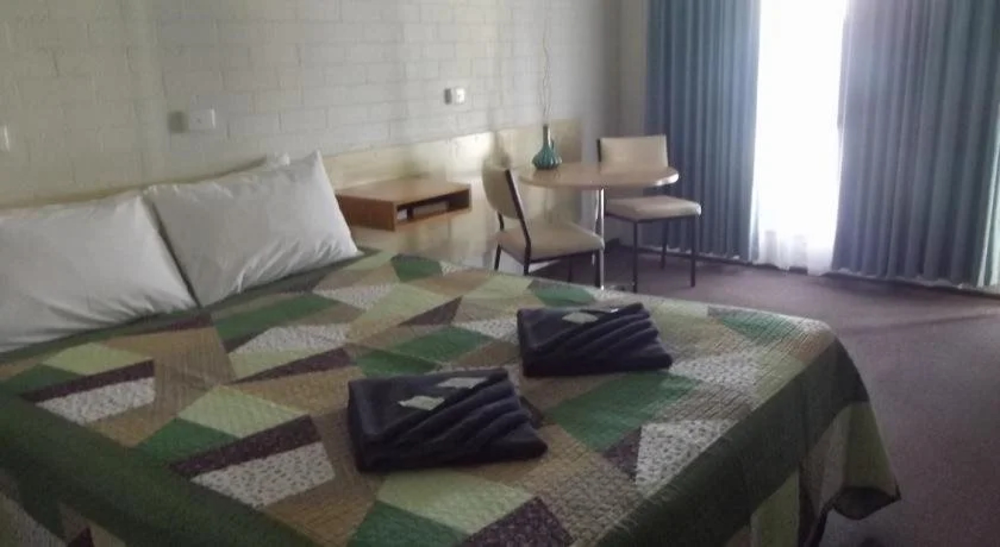 Country Roads Motor Inn