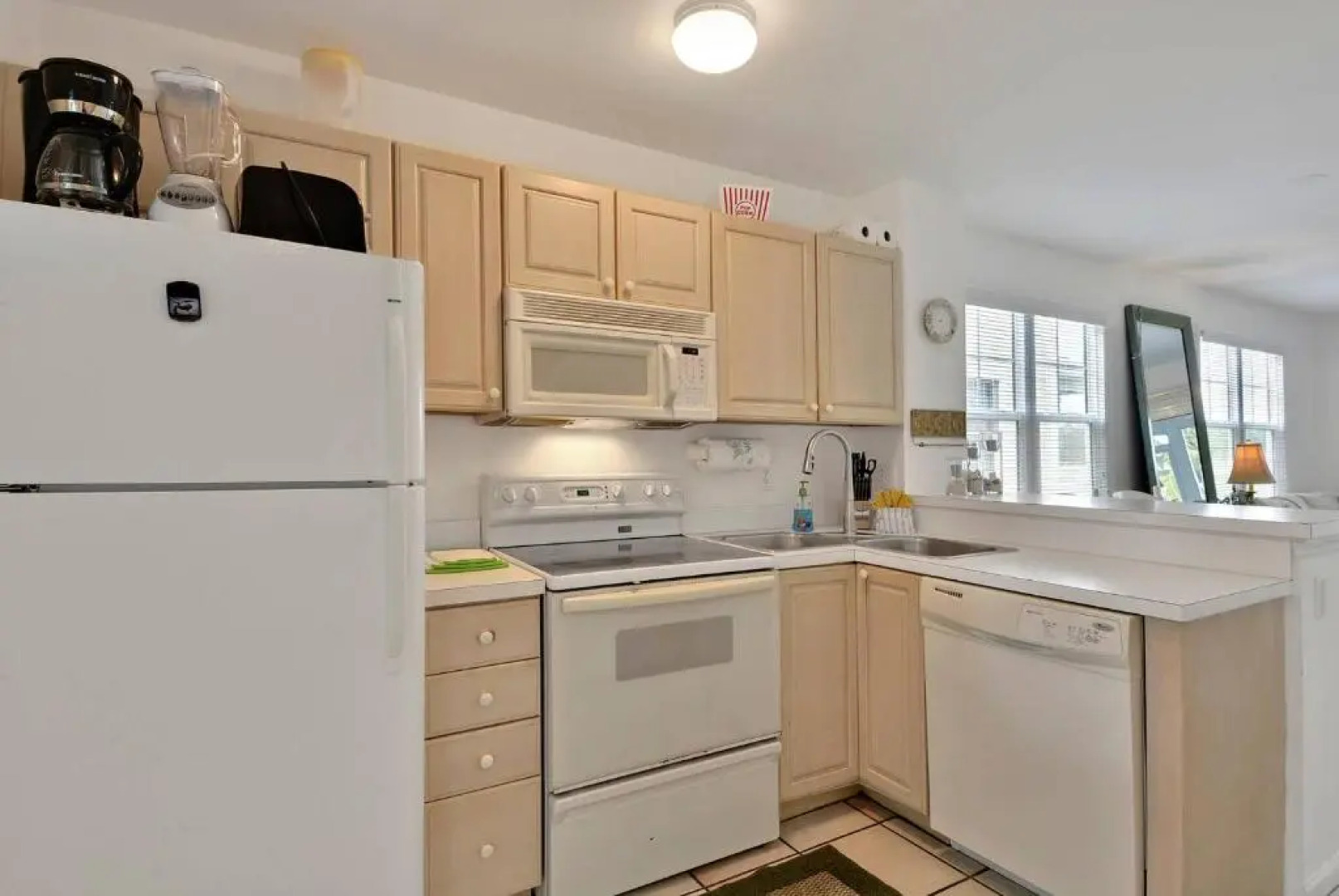 Coral Breeze by Avantstay Close to Beach w/ Balcony & Shared Pool! Month Long Stays Only