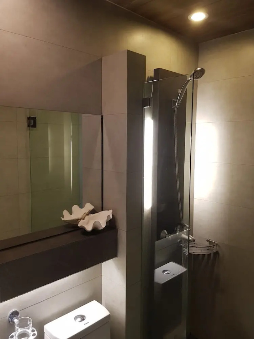 La Jenns Hotel and Resto Grill