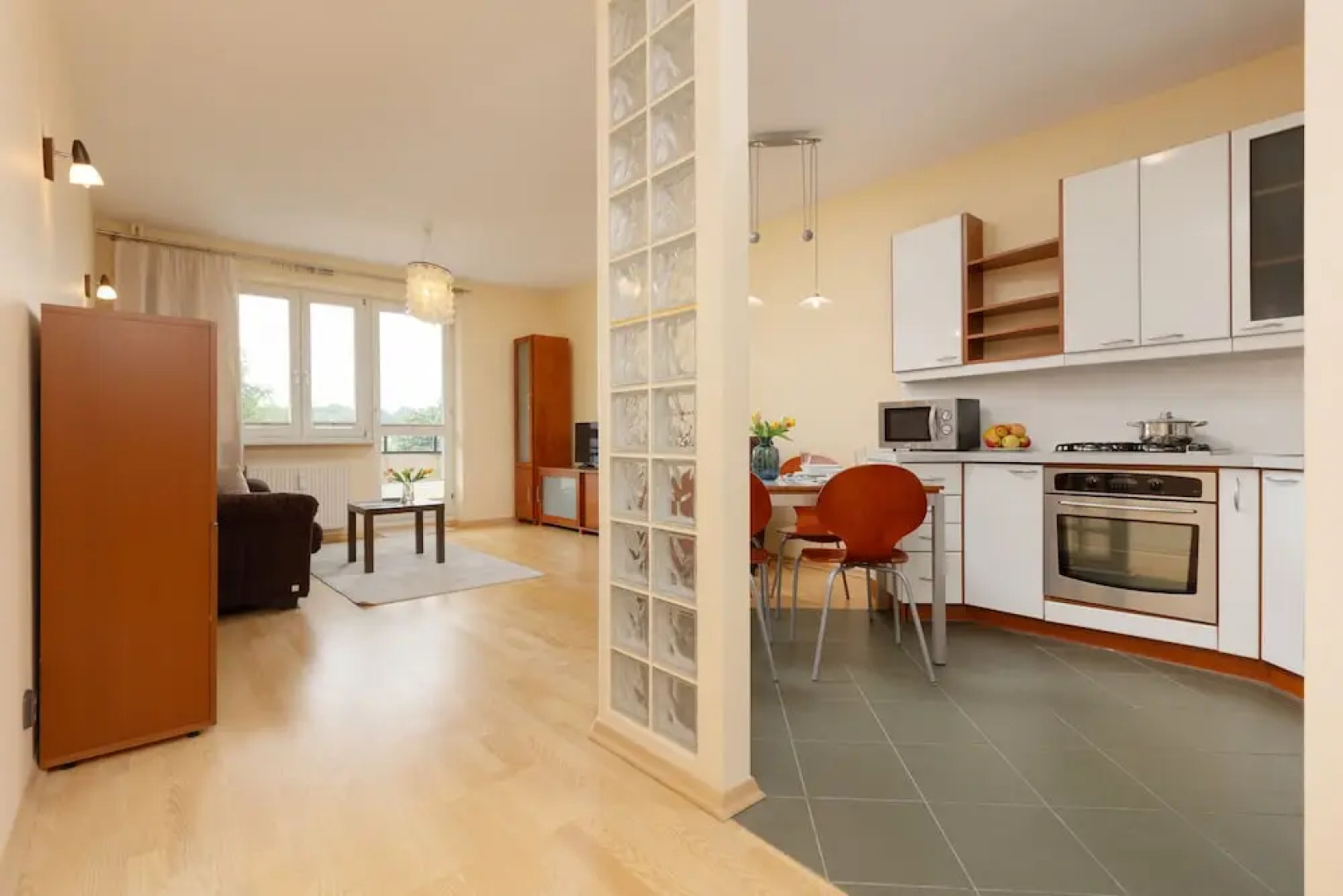 Spacious Apartment Pruszkow by Renters