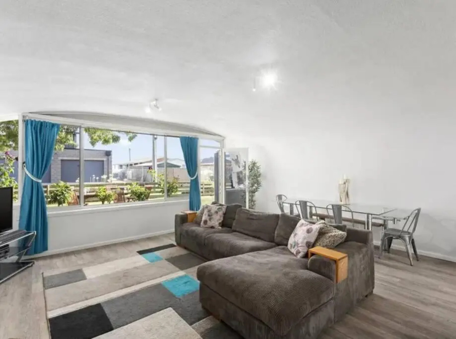 Chill at our Igloo cottage - 100m stroll to beach