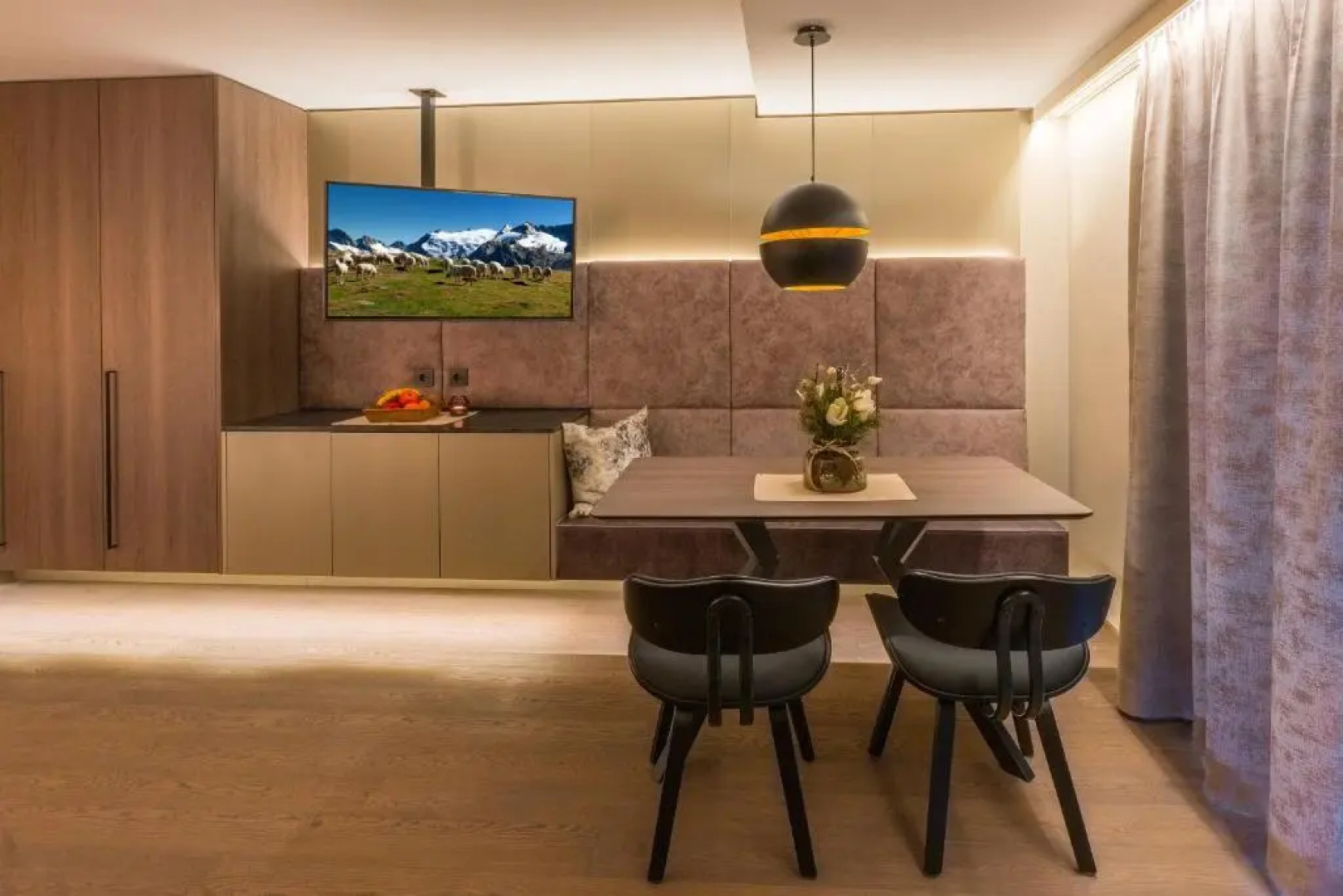 Hotel Vier - Studios & Restaurant