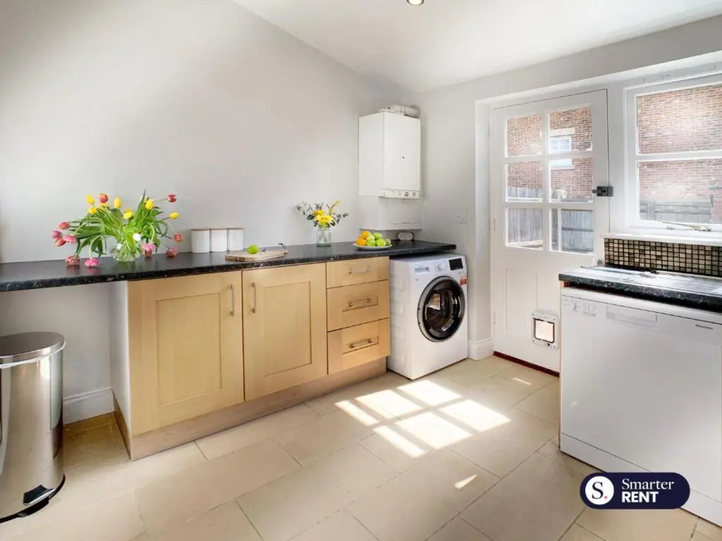 Ascot - Immaculate 2 Bed House with Parking